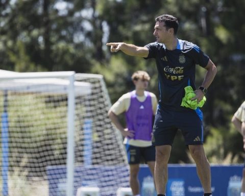 The Argentine National Team visits Paraguay in search of maintaining leadership