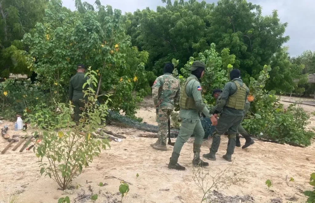 La Armada realiza operativo para recuperar terrenos en Punta Rucia