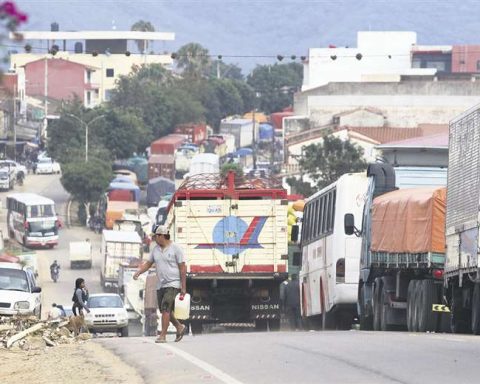 The Police advance on two fronts to Mairana to lift the blockades