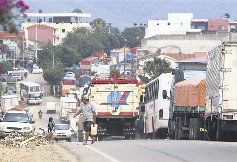 The Police advance on two fronts to Mairana to lift the blockades