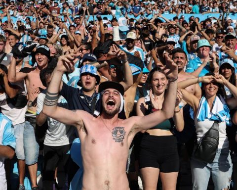 The Racing party at the Obelisk and a phrase from Juanfer: "The statue is for Costas"