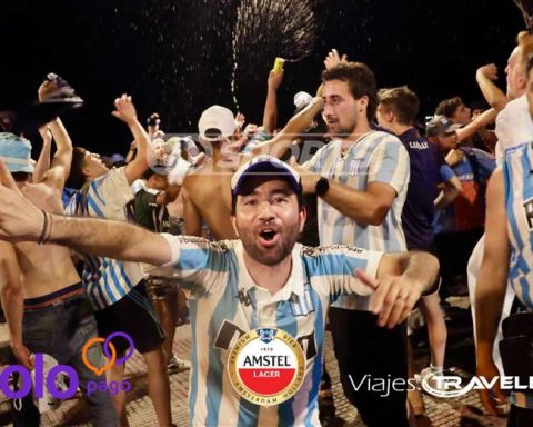 The explosion of Racing fans is experienced in the Obelisco and Avellaneda