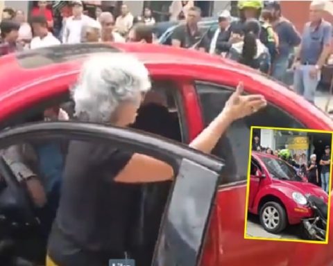 Mujer de la tercera edad, involucrada en accidente de tránsito.