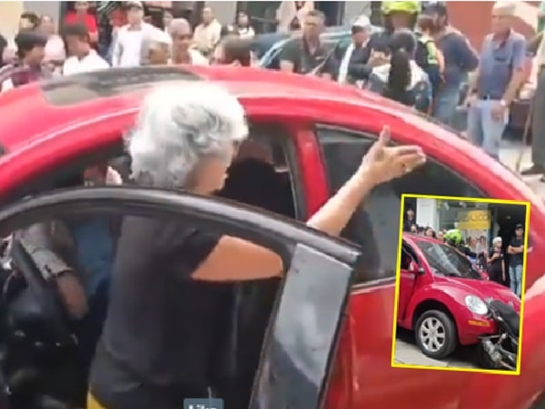 Mujer de la tercera edad, involucrada en accidente de tránsito.