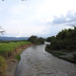 The river in Colombia that flows backwards and divides two departments: it crosses thirteen municipalities