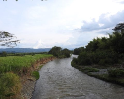 The river in Colombia that flows backwards and divides two departments: it crosses thirteen municipalities