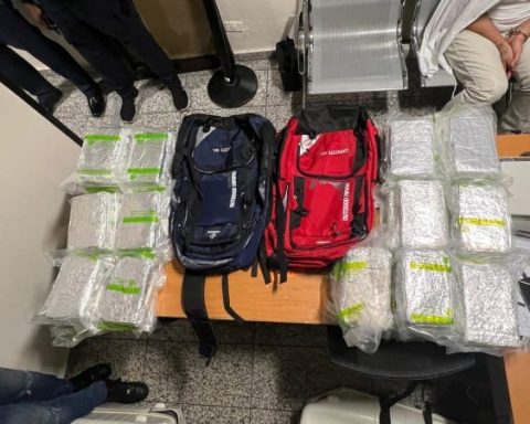 Detienen a extranjero en AILA con 40 paquetes de alegada cocaína