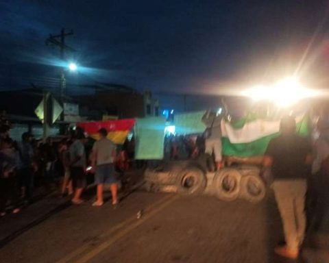 They block the Abapó bridge demanding works and medicines in the municipality of Cabezas