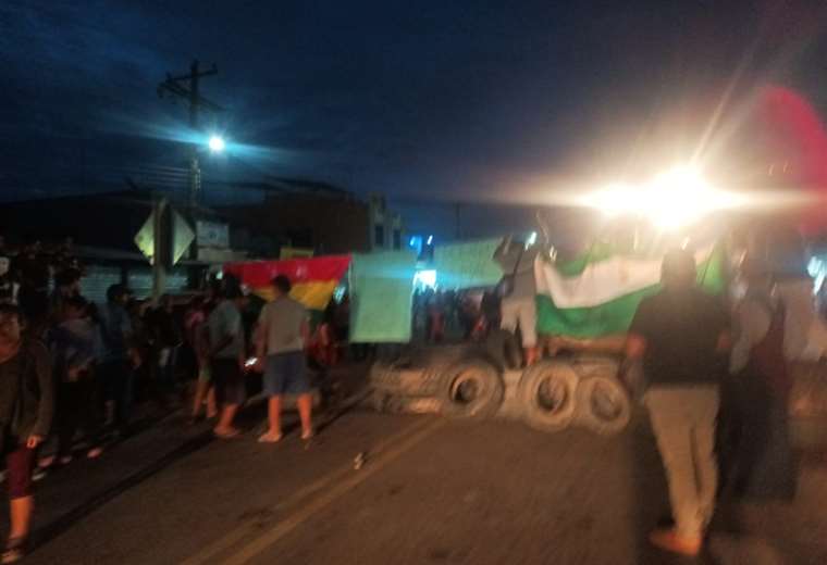 They block the Abapó bridge demanding works and medicines in the municipality of Cabezas