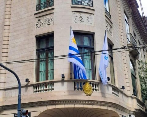 They denounce that the Uruguayan consul in Buenos Aires would be intervening politically