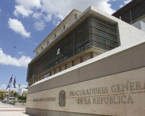 Indagan a 15 policías por robo municiones