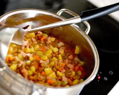 This is how you should prepare the authentic chicken and lentil soup in the best Colombian style