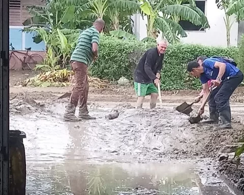 Varios cubanos en Imías, uno de los municipios más afectados por el huracán Oscar