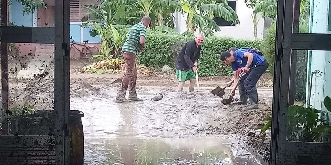 Varios cubanos en Imías, uno de los municipios más afectados por el huracán Oscar