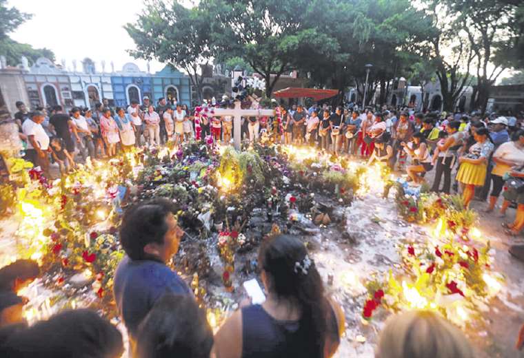 Thousands of Santa Cruz people honored their deceased on a day of rigorous municipal control