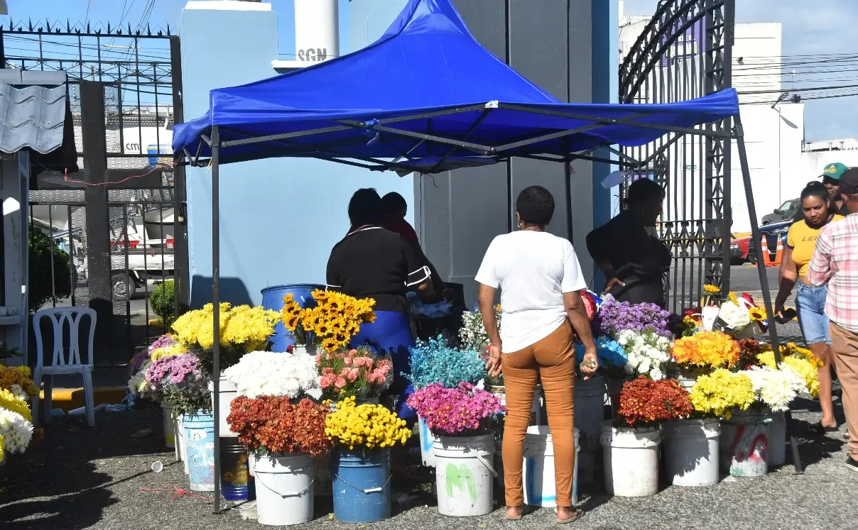 Miles acudieron a cementerios a rendir tributo a sus muertos