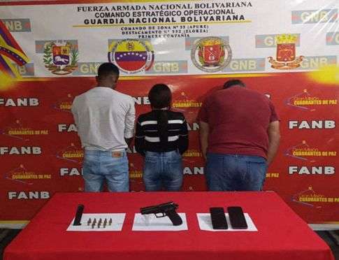 Three members of an irregular group are arrested