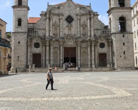 La emblemática Catedral de La Habana, sin turistas