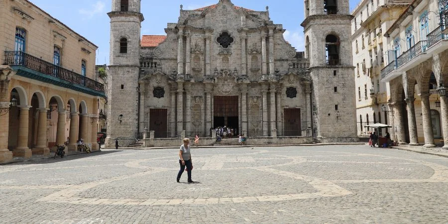 La emblemática Catedral de La Habana, sin turistas