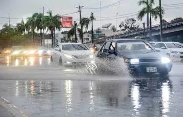 Onda tropical y vaguada traen lluvias este domingo