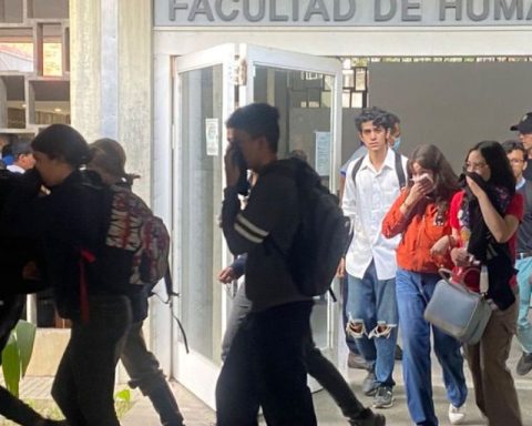 UCV students throw tear gas during elections