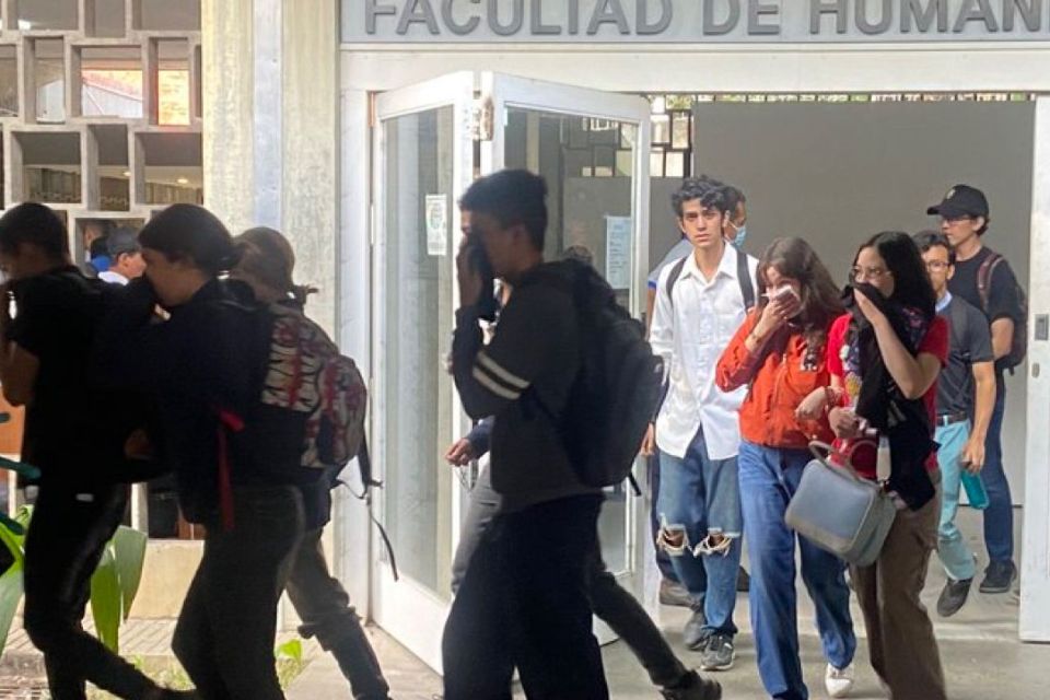 UCV students throw tear gas during elections