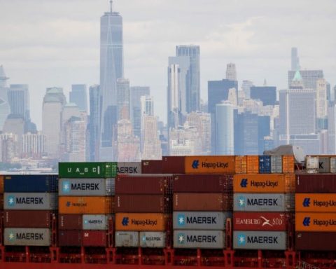 US trade deficit grows sharply in September