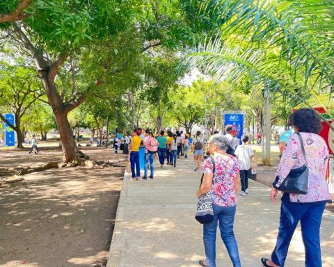 Vendedores reportan bajas ventas en la Feria del Libro pese a la masiva asistencia