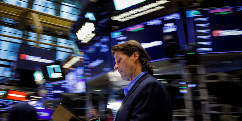 Wall Street operates mixed after a week of sharp falls