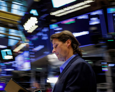 Wall Street operates mixed after a week of sharp falls