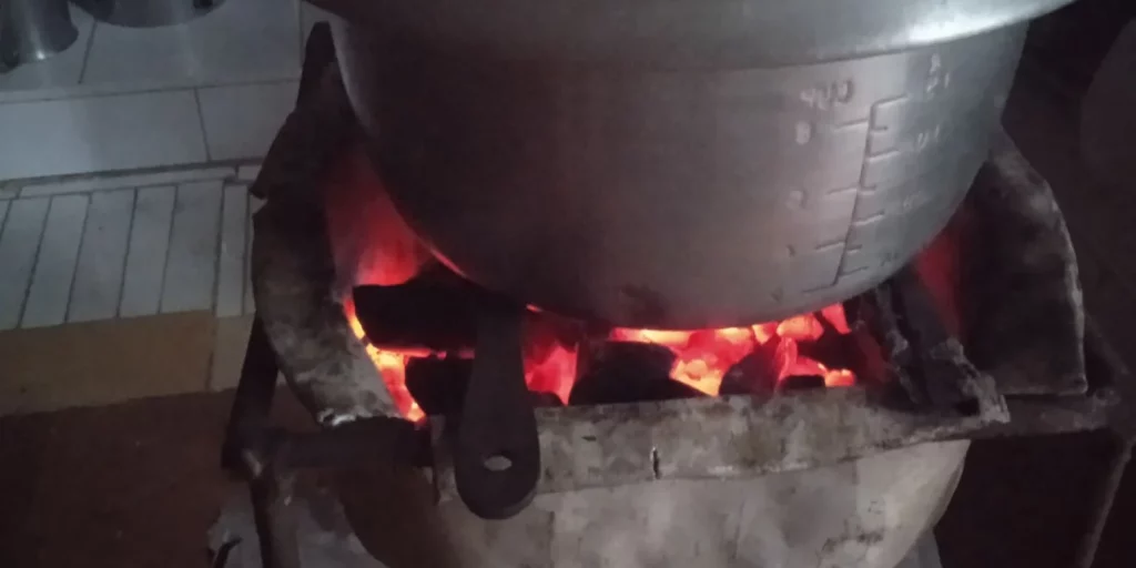 Cocinando con carbón, en Santiago de Cuba