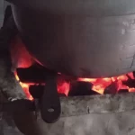 Cocinando con carbón, en Santiago de Cuba