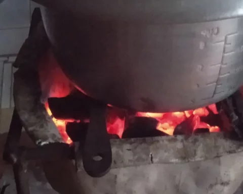 Cocinando con carbón, en Santiago de Cuba