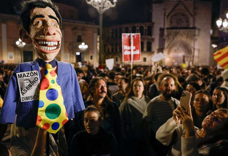 "We are stained with mud, you with blood": the massive demonstration for the authorities' response to the DANA disaster