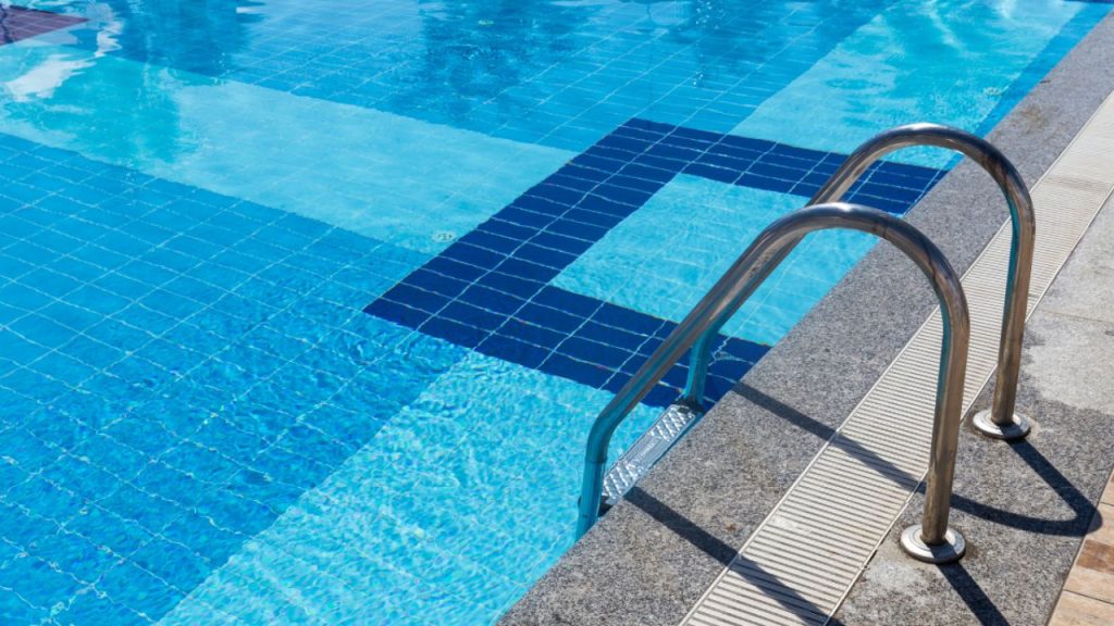 Take a seat before finding out how much it costs to enter the Tupahue Pool in Santiago, Chile