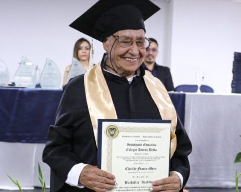 Abuela se graduó de bachiller a los 84 años en Manizales