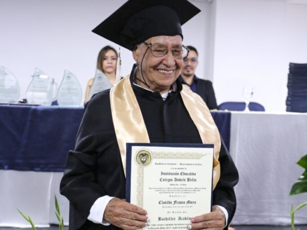 Abuela se graduó de bachiller a los 84 años en Manizales