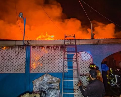 A candle caused the fire that consumed three homes in the San José Oriental neighborhood