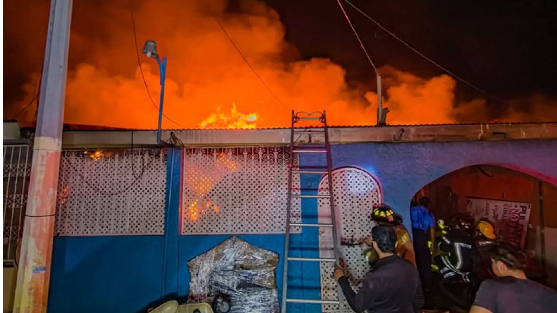 A candle caused the fire that consumed three homes in the San José Oriental neighborhood