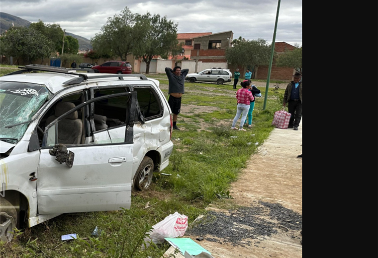 A mechanical failure causes a traffic accident and leaves four injured