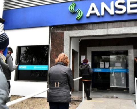 ANSES: who receives their salaries this Friday, December 13