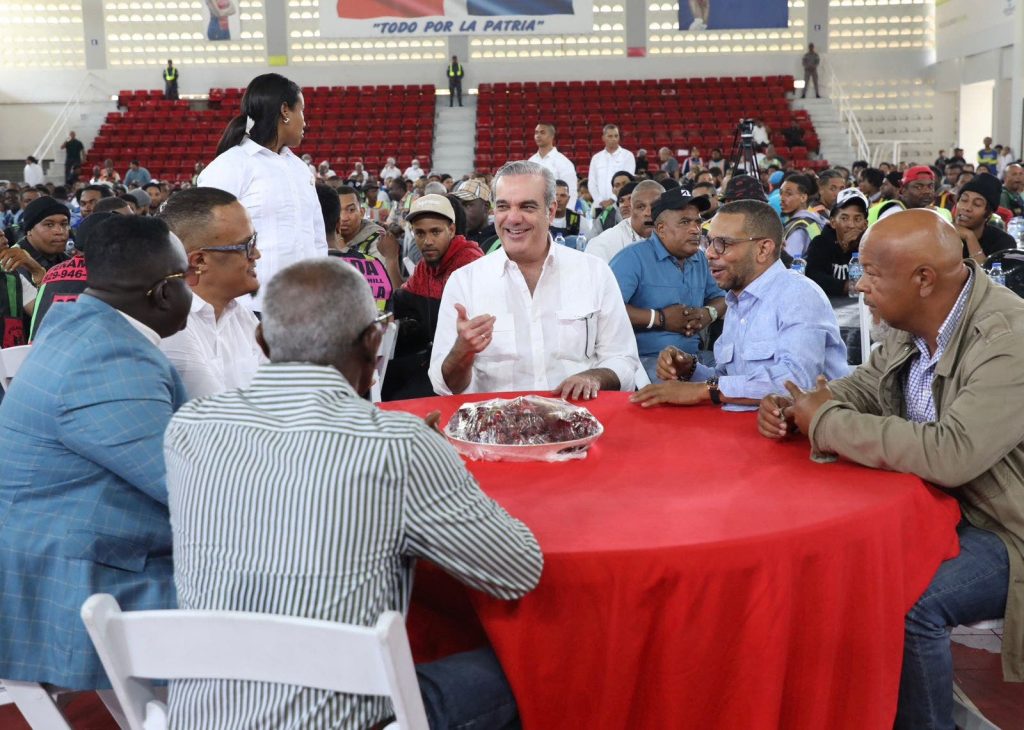 Abinader sostiene almuerzo navideño con cerca de mil motoconchistas