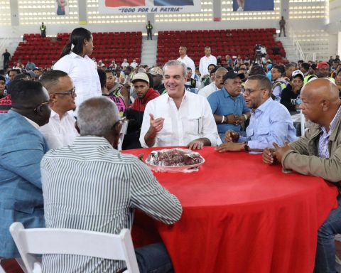 Abinader sostiene almuerzo navideño con cerca de mil motoconchistas