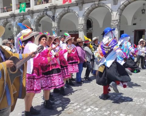 Apurimac Christmas troupe: Residents dance huaylía to the baby Jesus in Arequipa (VIDEO)