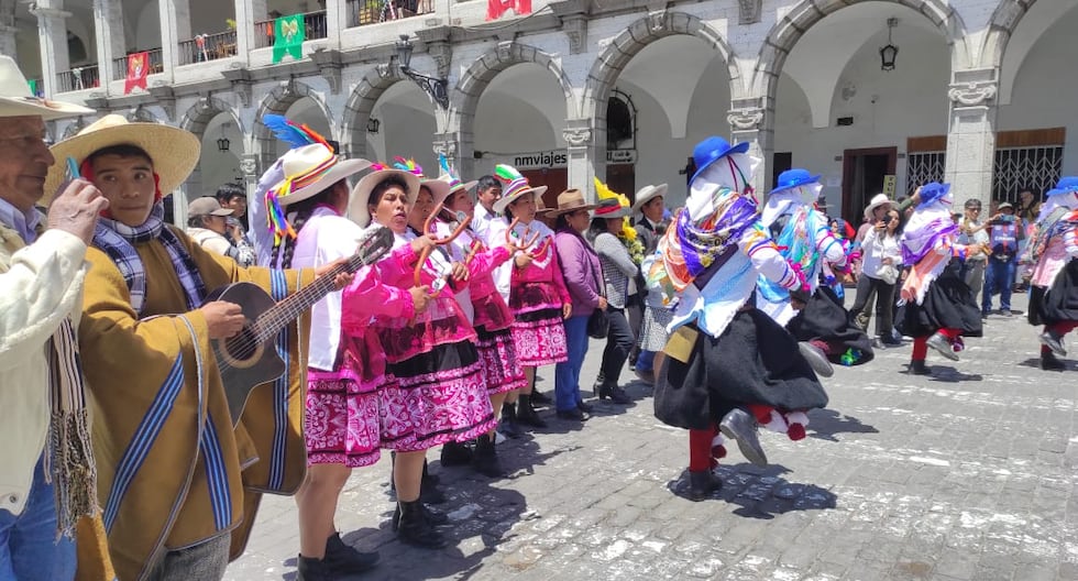 Apurimac Christmas troupe: Residents dance huaylía to the baby Jesus in Arequipa (VIDEO)