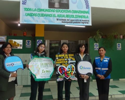 Arequipa schoolchildren create a system to reuse water from handwashing in toilets