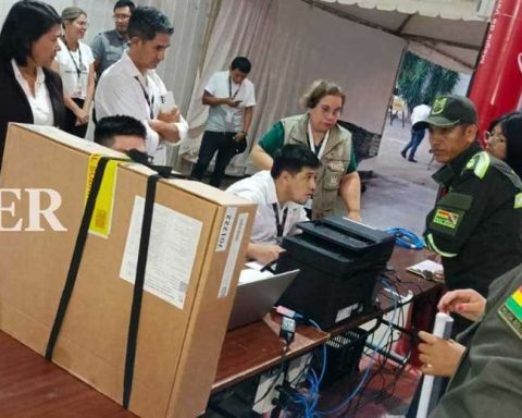 At 8% of the official count, the TSE highlights the number of valid votes with 65%, compared to 33% of blank and null votes