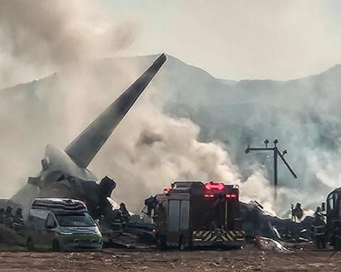 At least 23 dead in plane crash at Muan airport