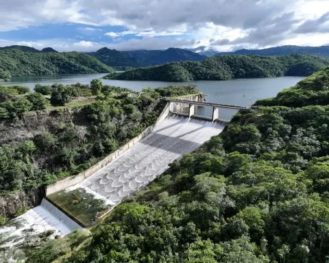 Autoridades mantienen monitoreo vertido del embalse de presa de Monción