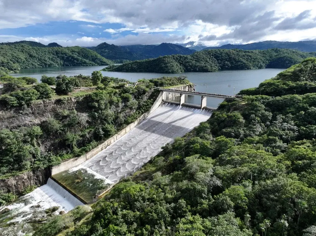 Autoridades mantienen monitoreo vertido del embalse de presa de Monción